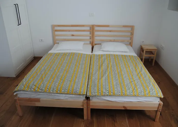 With Free Parking شقة *