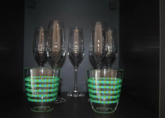 With Free Parking شقة *